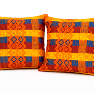 > Set van twee sierkussens met authentieke Afrikaanse Kente-print slopen voor woondecoratie.